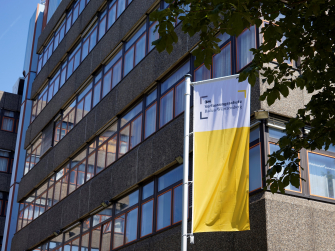 Fahne vor Gebäude des Landesamts für Verfassungsschutz